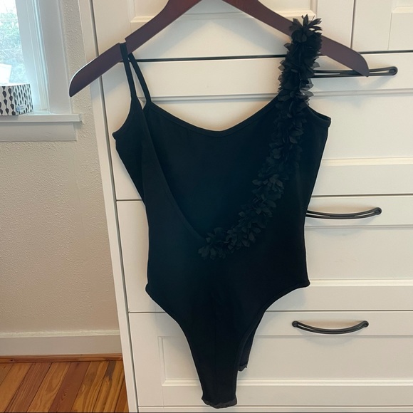 Black Floral Accent Body - Picture 4 of 8